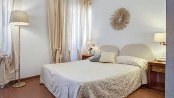 Minibar, Zimmersafe, Schreibtisch, Verdunkelungsvorhänge