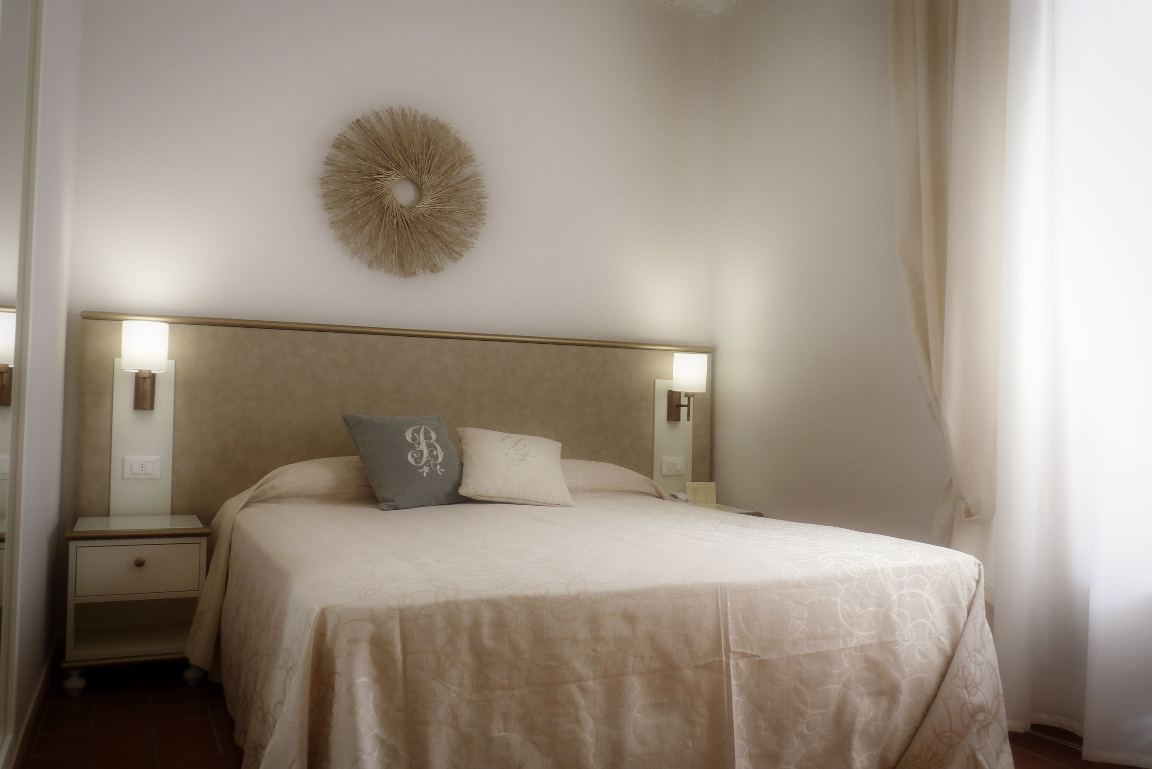 Minibar, caja de seguridad en la habitación y escritorio 