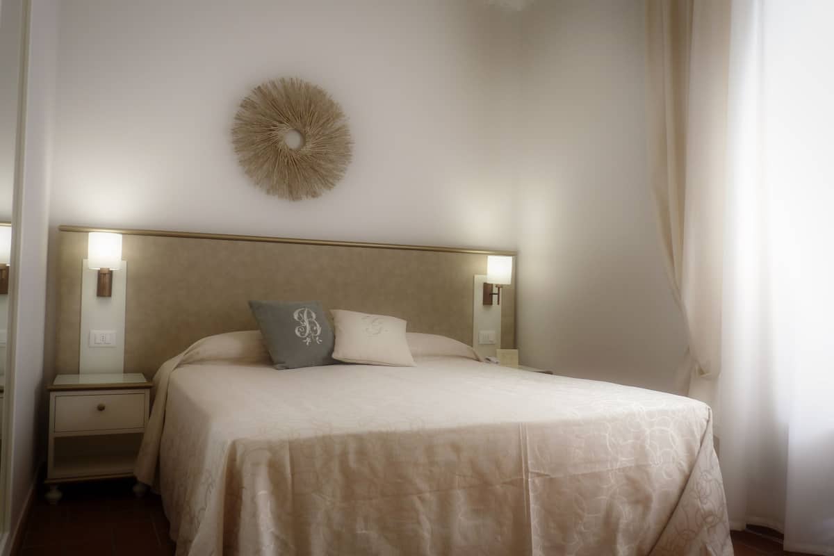 Minibar, caja de seguridad en la habitación y escritorio