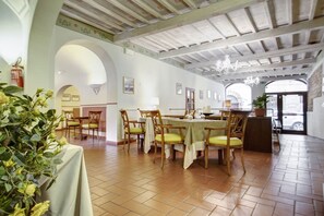 Petit déjeuner et dîner servis sur place, spécialités Cuisine régionale