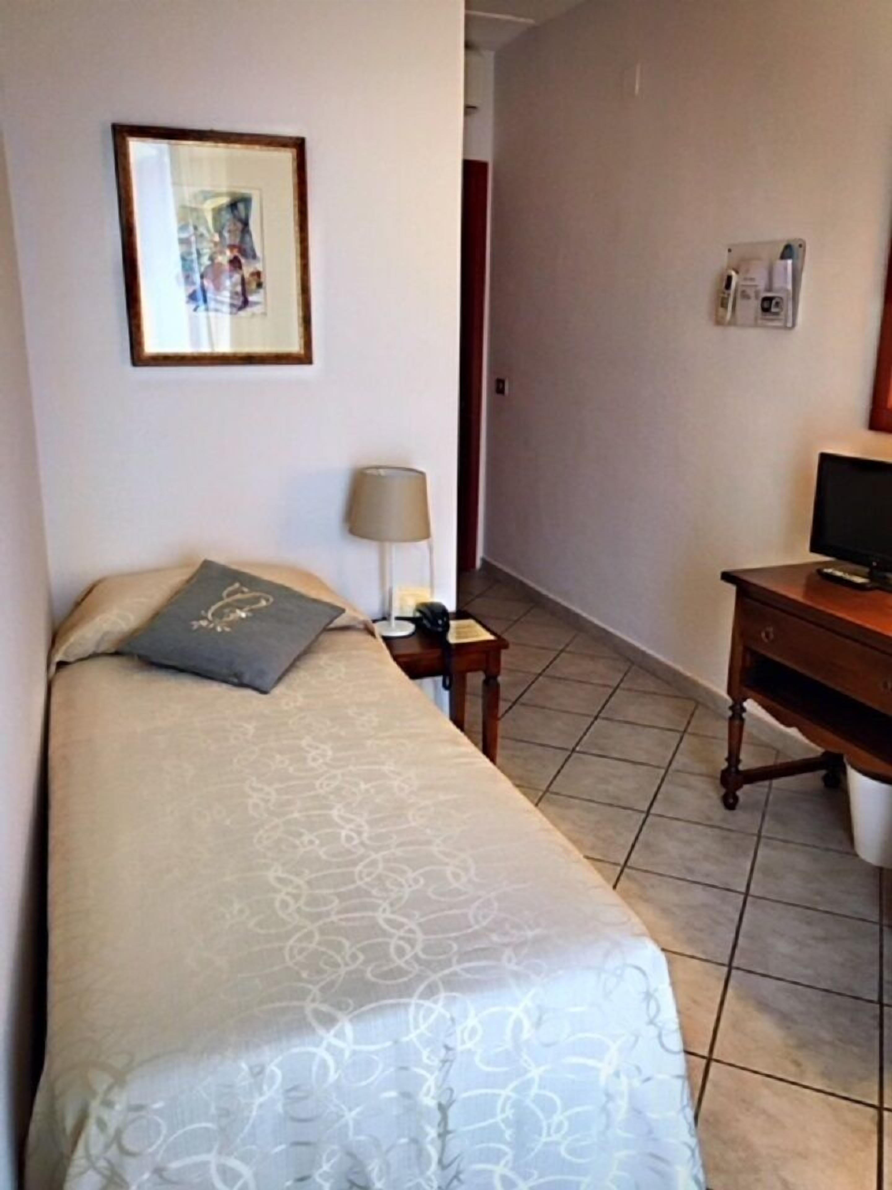 Minibar, caja de seguridad en la habitación y escritorio 