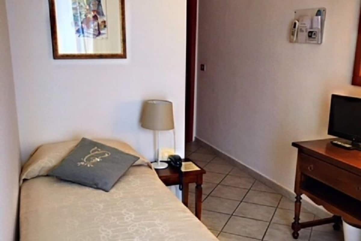 Minibar, caja de seguridad en la habitación y escritorio