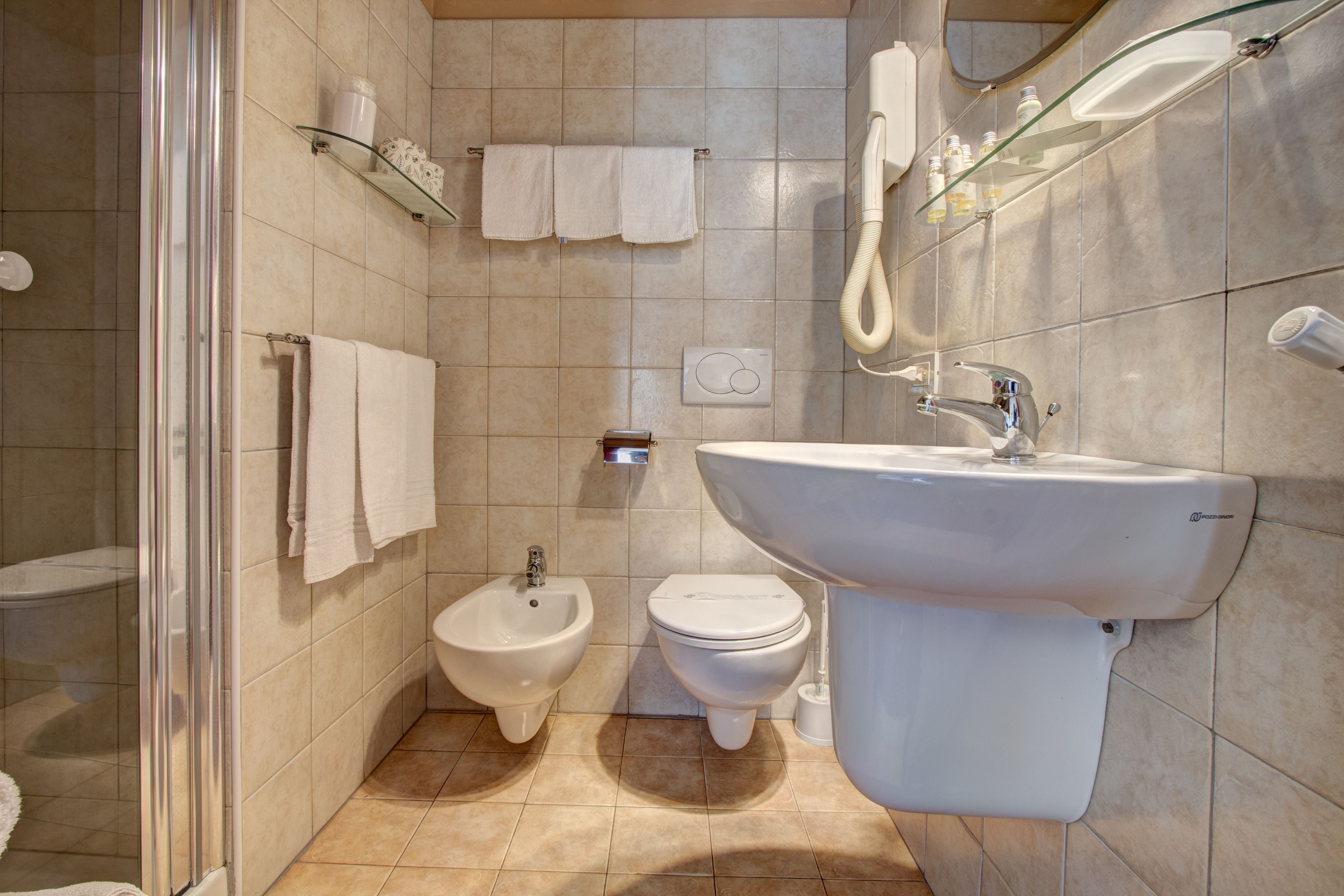 triple room | bathroom | shower, free toiletries, hair dryer, bidet