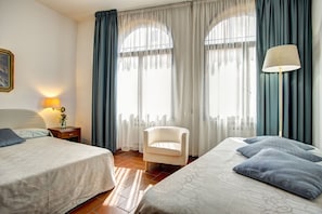 Dreibettzimmer | Minibar, Zimmersafe, Schreibtisch, Verdunkelungsvorhänge