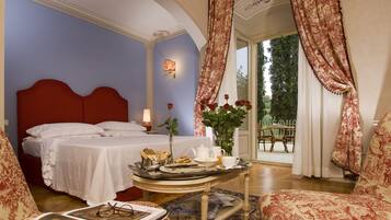 Junior Suite | Minibar, in-room safe, individually decorated, desk