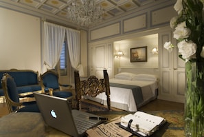 Junior Suite | Minibar, in-room safe, individually decorated, desk - Villa La Borghetta Resort (Figline e Incisa Valdarno)