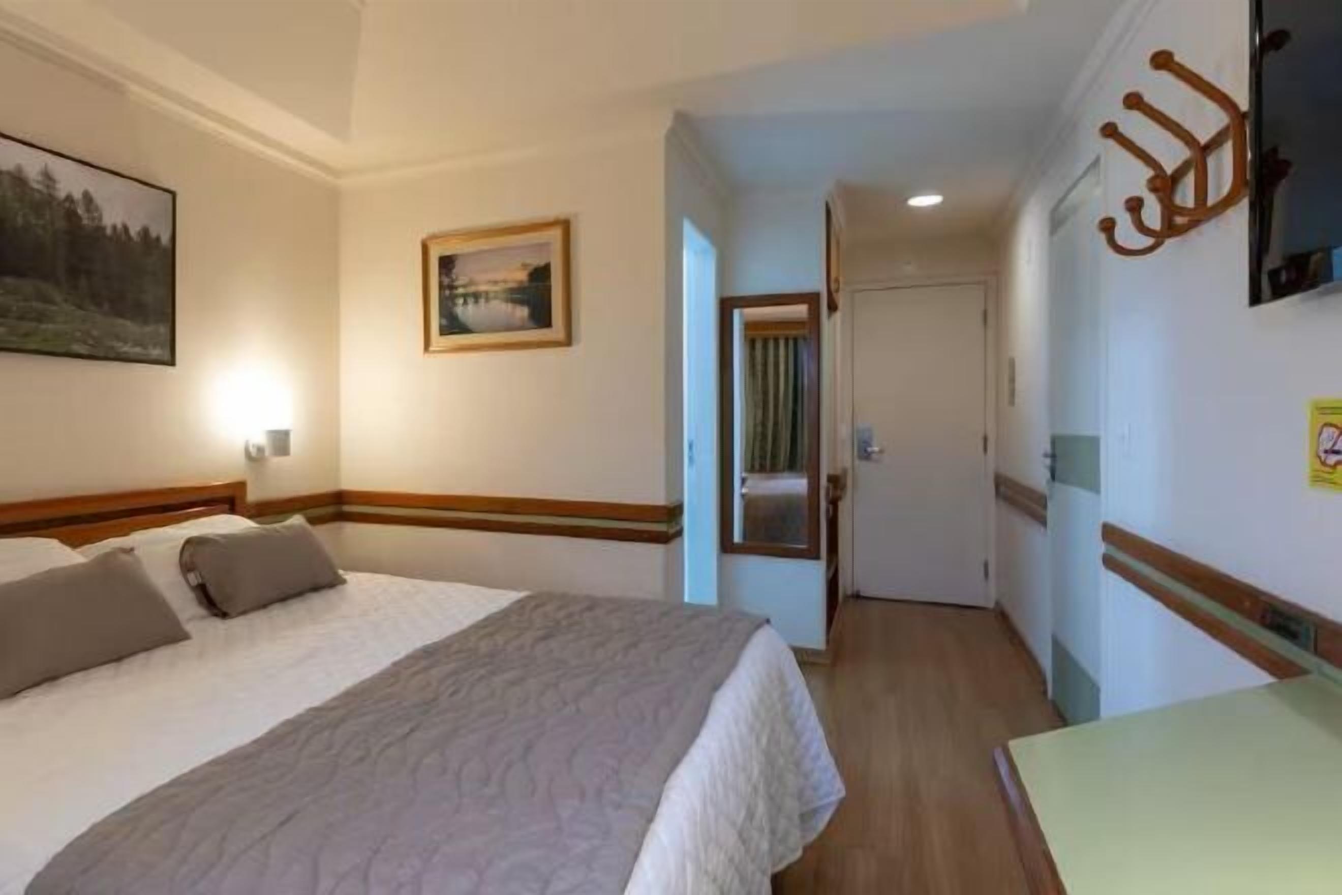 Minibar, caja de seguridad en la habitación y escritorio 