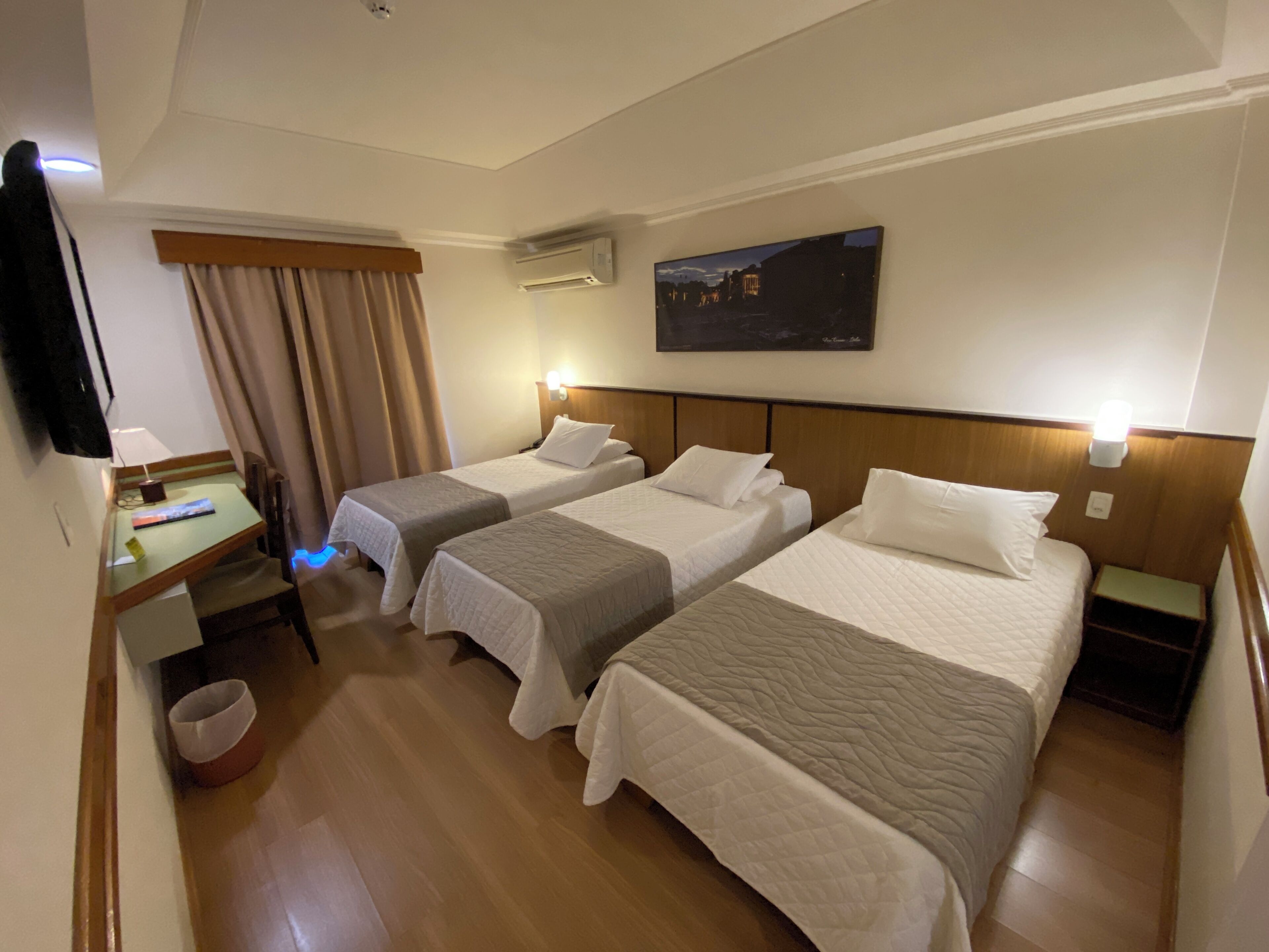 Deluxe-Dreibettzimmer | Minibar, Zimmersafe, Schreibtisch, laptopgeeigneter Arbeitsplatz