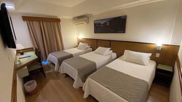 Minibar, caja de seguridad en la habitación y escritorio