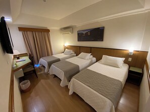 Deluxe driepersoonskamer | Een minibar, een kluis op de kamer, een bureau, een laptopwerkplek