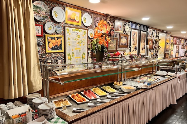 Sarapan prasmanan setiap hari (BRL 60 per orang)