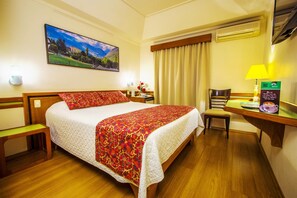 Deluxe Double Room | Bar mini, peti besi dalam bilik, meja, ruang kerja komputer riba 