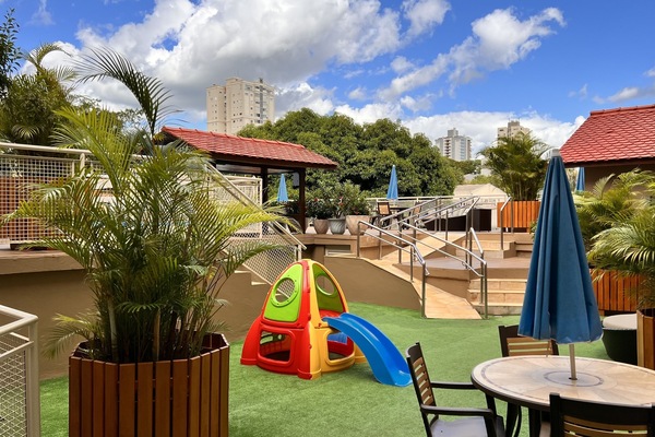 2 kolam renang outdoor, dengan payung kolam renang dan kursi berjemur