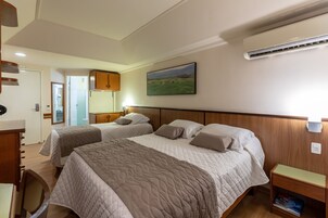 Deluxe Τρίκλινο Δωμάτιο | Μίνι μπαρ, χρηματοκιβώτιο στο δωμάτιο, γραφείο 