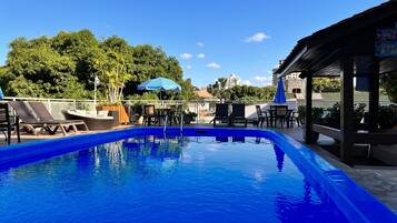 2 piscinas externas, funciona das 8h às 23h, guarda-sóis