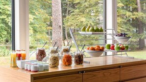 Un buffet de petit-déjeuner proposant une variété de fruits, de noix et de céréales.