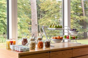 Ein Frühstücksbuffet mit verschiedenen Früchten, Nüssen und Cerealien.