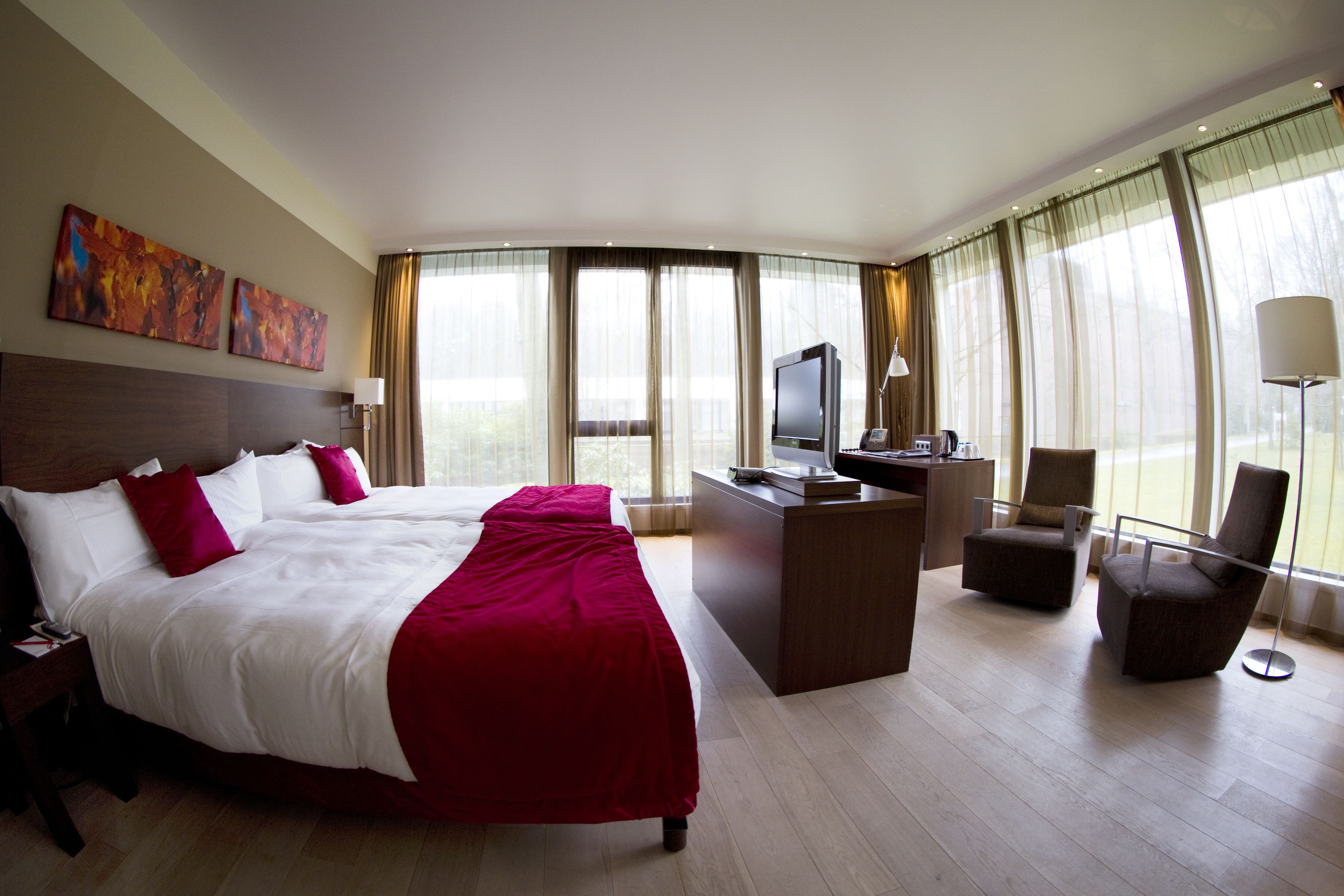 Suite – junior | Sengetøy av topp kvalitet, safe på rommet og skrivebord