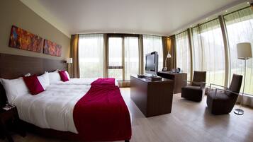 Junior suite | Luxe beddengoed, een kluis op de kamer, een bureau, een laptopwerkplek