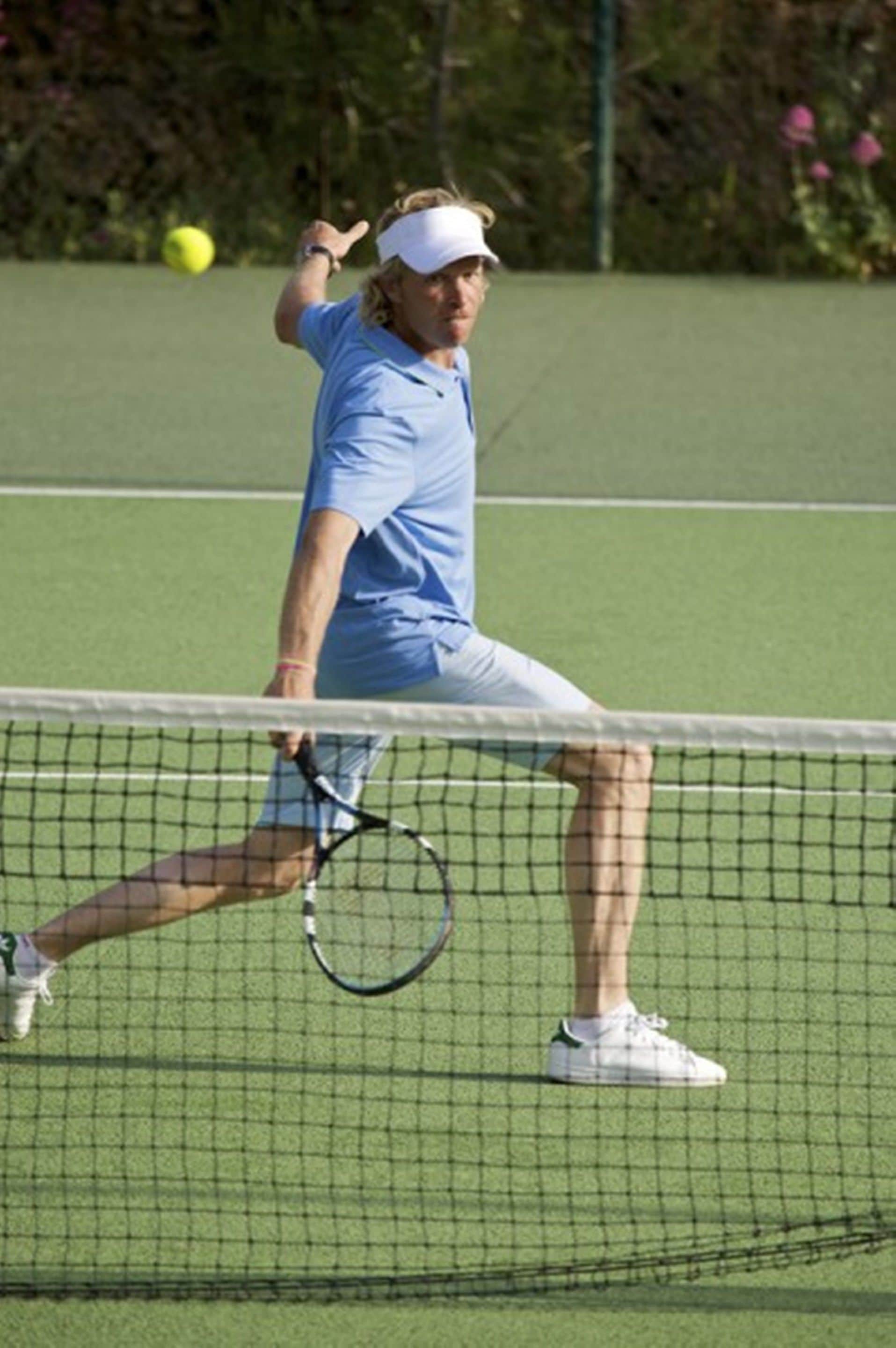 Ein Tennisspieler in Aktion auf dem Spielfeld.