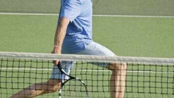 Un tennista in azione sul campo da gioco.