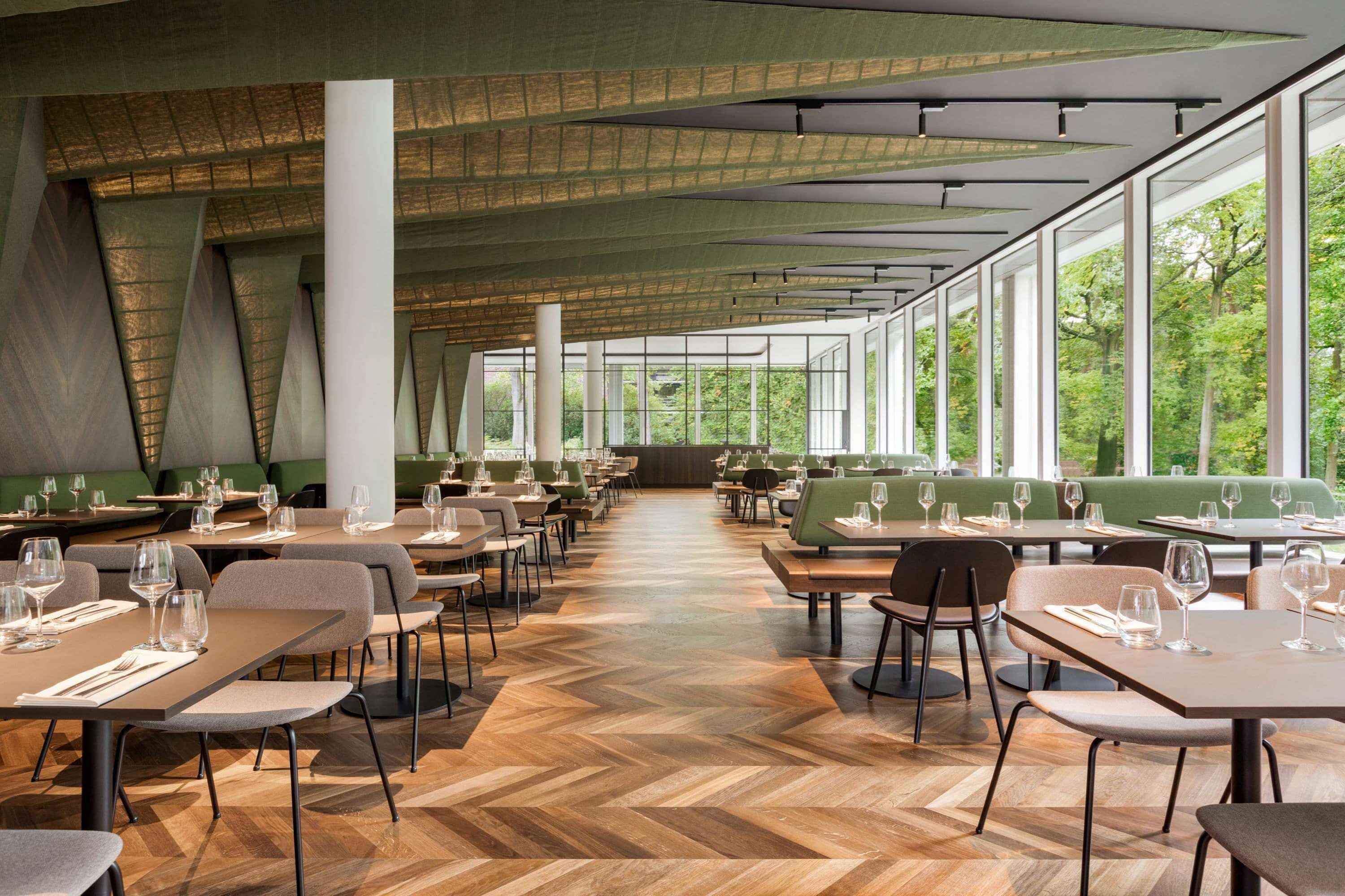 2 restaurants; ze serveren er ontbijt, lunch en diner 