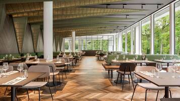 2 restaurants; ze serveren er ontbijt, lunch en diner