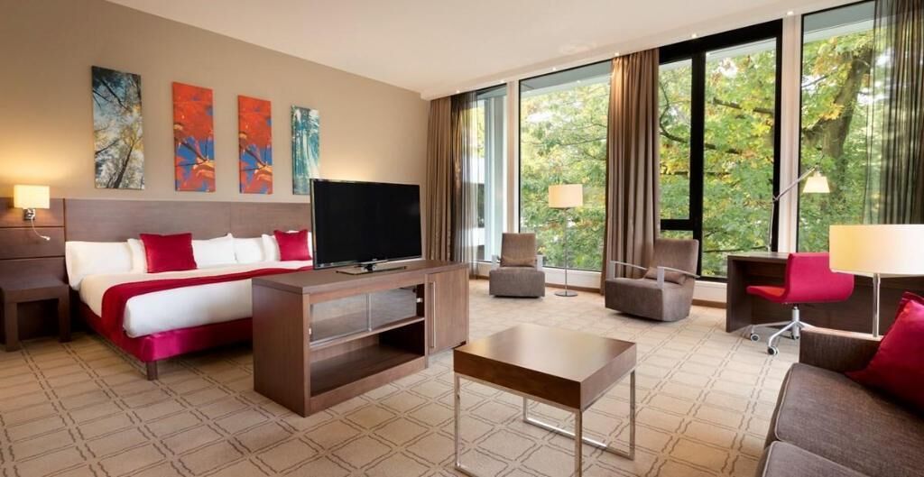 Hochwertige Bettwaren, Zimmersafe, Schreibtisch