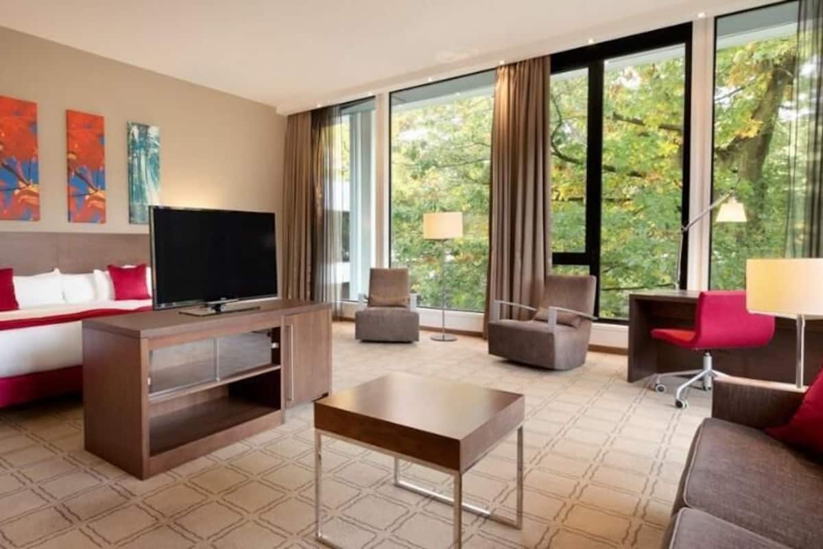 Hochwertige Bettwaren, Zimmersafe, Schreibtisch