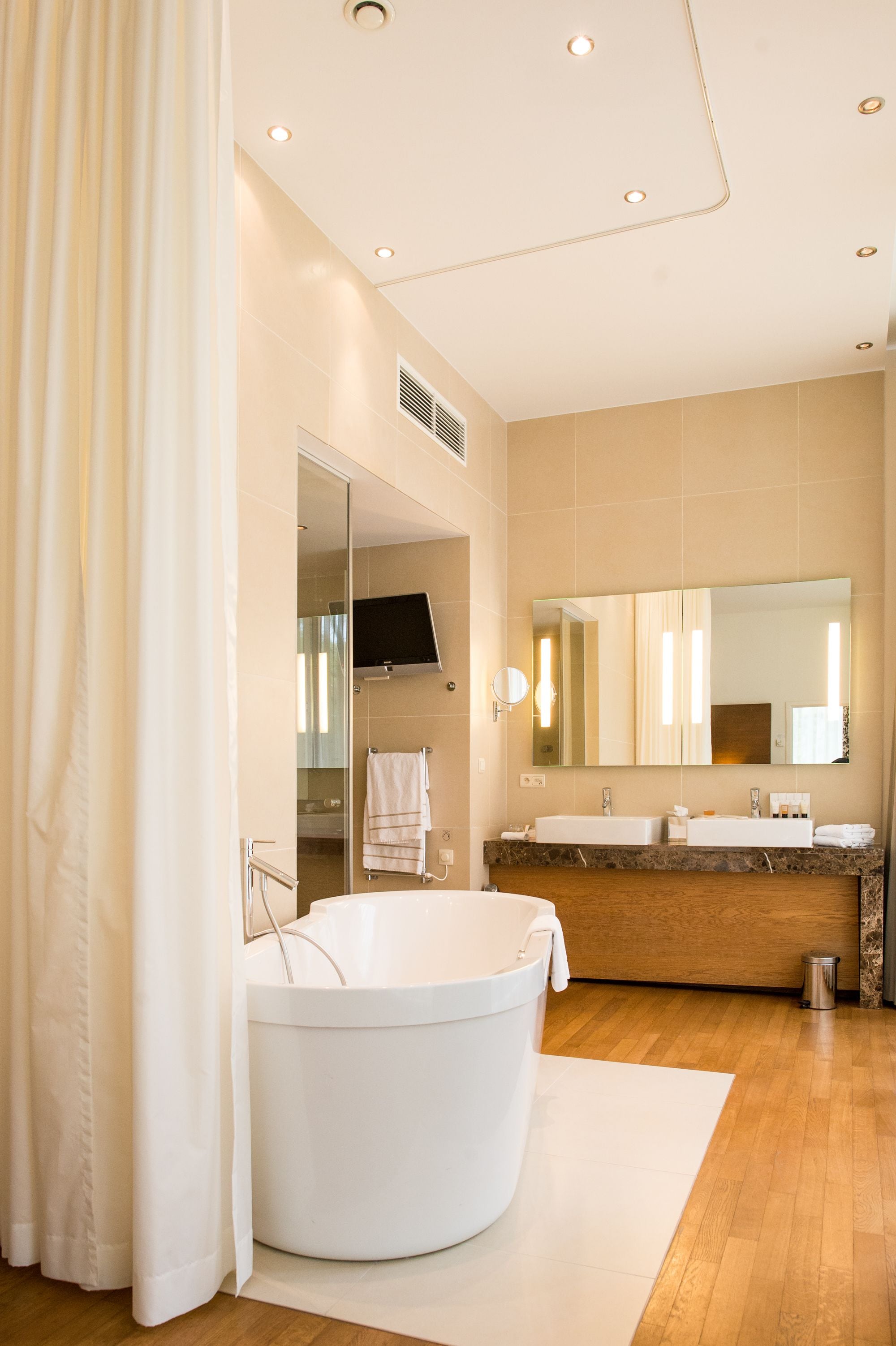 suite (sequoia) | premium bedding, in-room safe, desk, laptop workspace