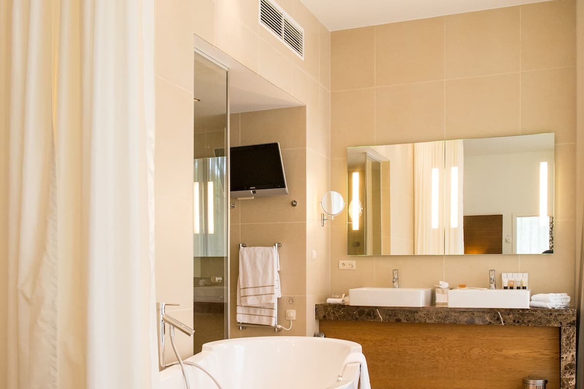 suite (sequoia) | premium bedding, in-room safe, desk, laptop workspace