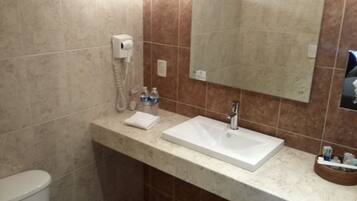 Habitación doble | Baño | Regadera, amenidades de baño gratuitas, secadora de cabello, toallas