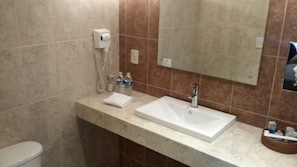Habitación doble | Baño | Ducha, artículos de higiene personal gratuitos y secador de pelo