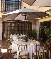 สนามรอบบริเวณ