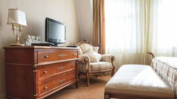 Junior Suite (2 Rooms) | Minibar, in-room safe, free cots/infant beds, rollaway beds