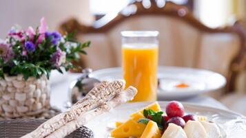 Daily buffet breakfast (UAH 250 per person)