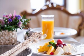 Sarapan bufet setiap hari (UAH 250 seorang)