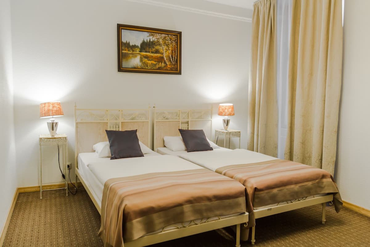 Economy-Doppel- oder -Zweibettzimmer | 1 Schlafzimmer, Zimmersafe, Schreibtisch, Verdunkelungsvorhänge