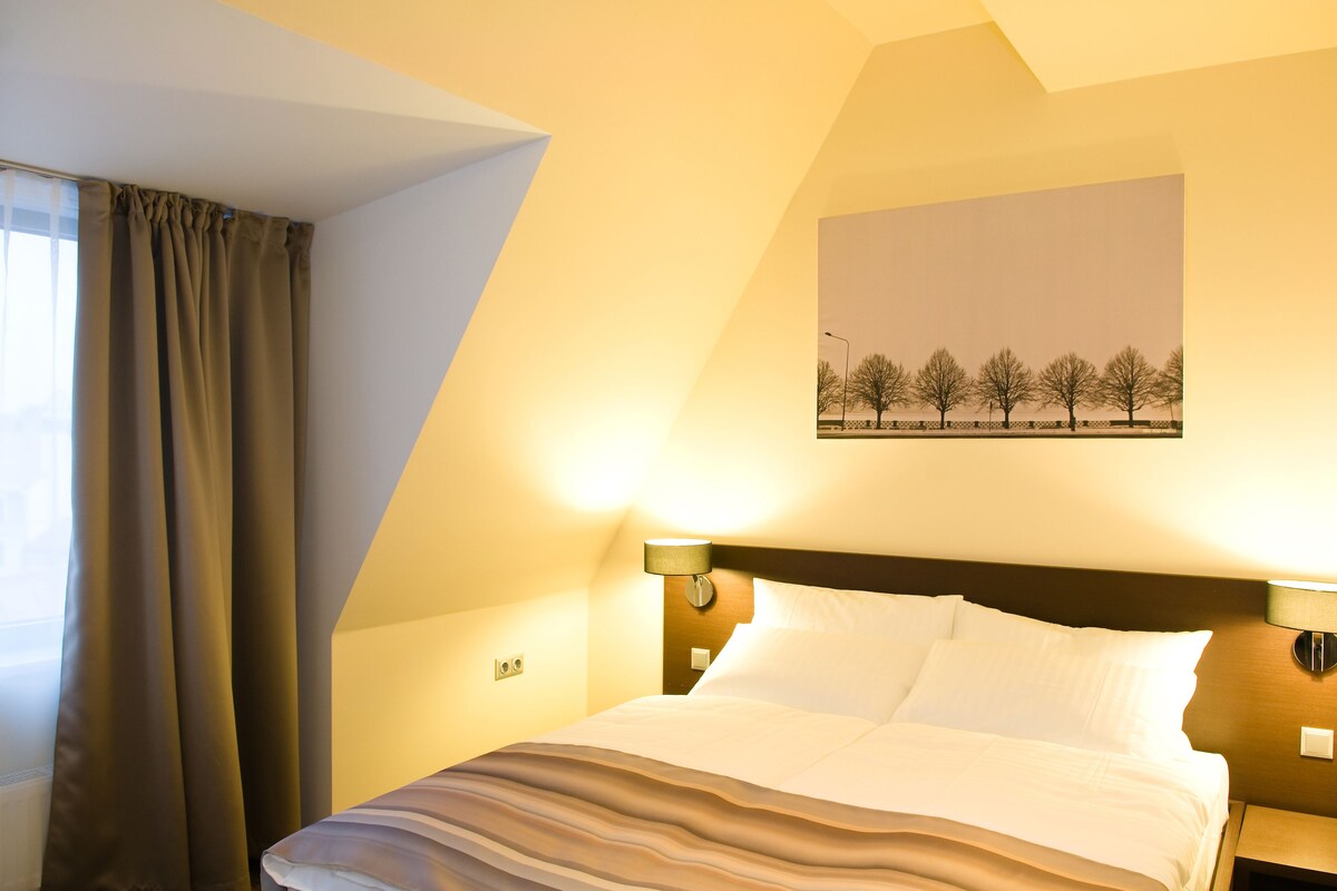 Suite, 1 queensize bed met slaapbank | Een kluis op de kamer, een bureau, verduisterende gordijnen