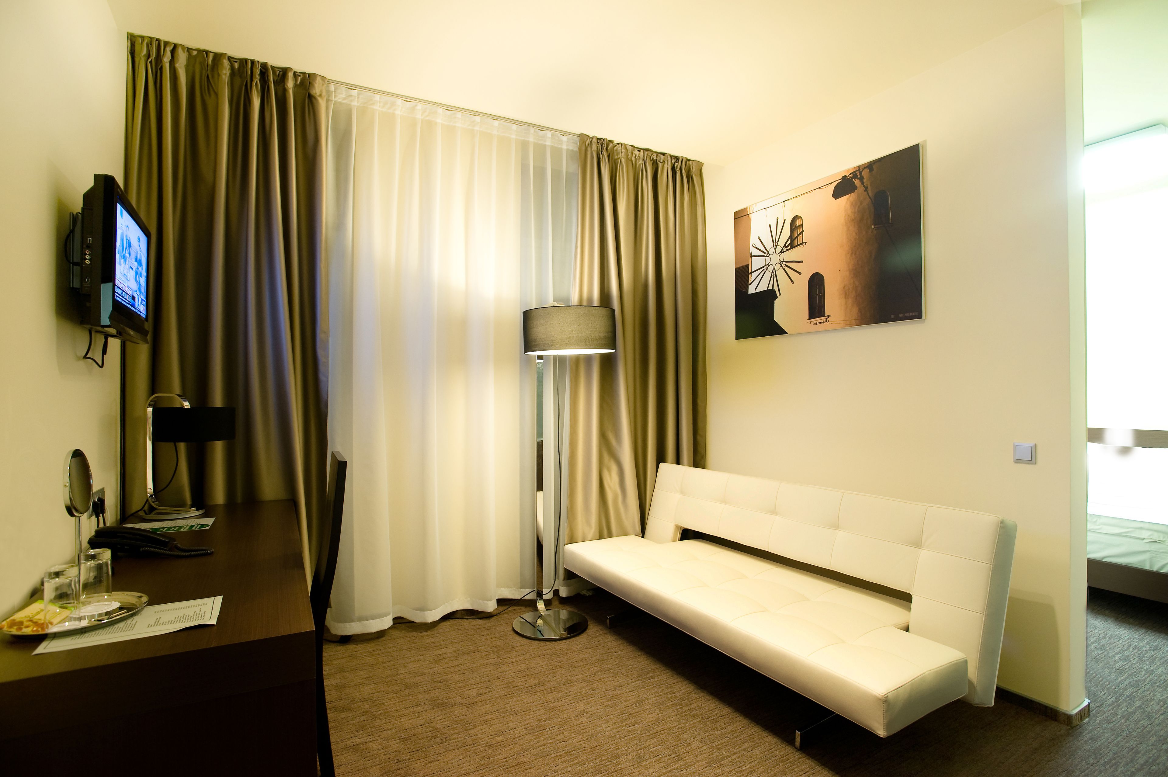 Suite, 1 queensize bed met slaapbank | Een kluis op de kamer, een bureau, verduisterende gordijnen