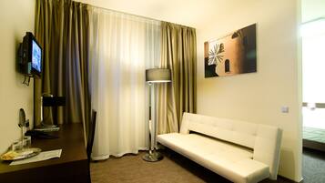 Suite, 1 queensize bed met slaapbank | Een kluis op de kamer, een bureau, verduisterende gordijnen