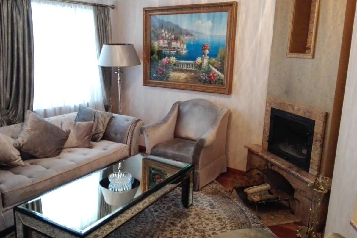 Luxury-Suite, Stadtblick | Wohnzimmer | 32-Zoll-LCD-Fernseher mit Satellitenempfang, Fernseher