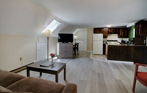 Appartement, 1 kingsize bed met slaapbank | Woonkamer | Televisie