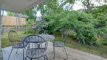 Suite (Lower Level) | Outdoor dining