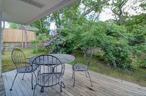 Suite (Lower Level) | Outdoor dining