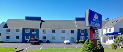 Un hotel con un cartel que indica que es un American's Best Value Inn.