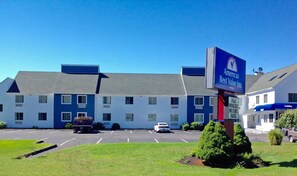 A hotel with a sign indicating it is an 'American's Best Value Inn'. - Americas Best Value Inn New London Mystic (New London)