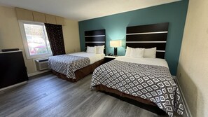 Bureau, fer et planche à repasser, lits pliants/supplémentaires