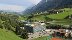A hotel with a modern design, located in a mountainous area with a view of the surrounding landscape. - Cube Savognin (Surses)