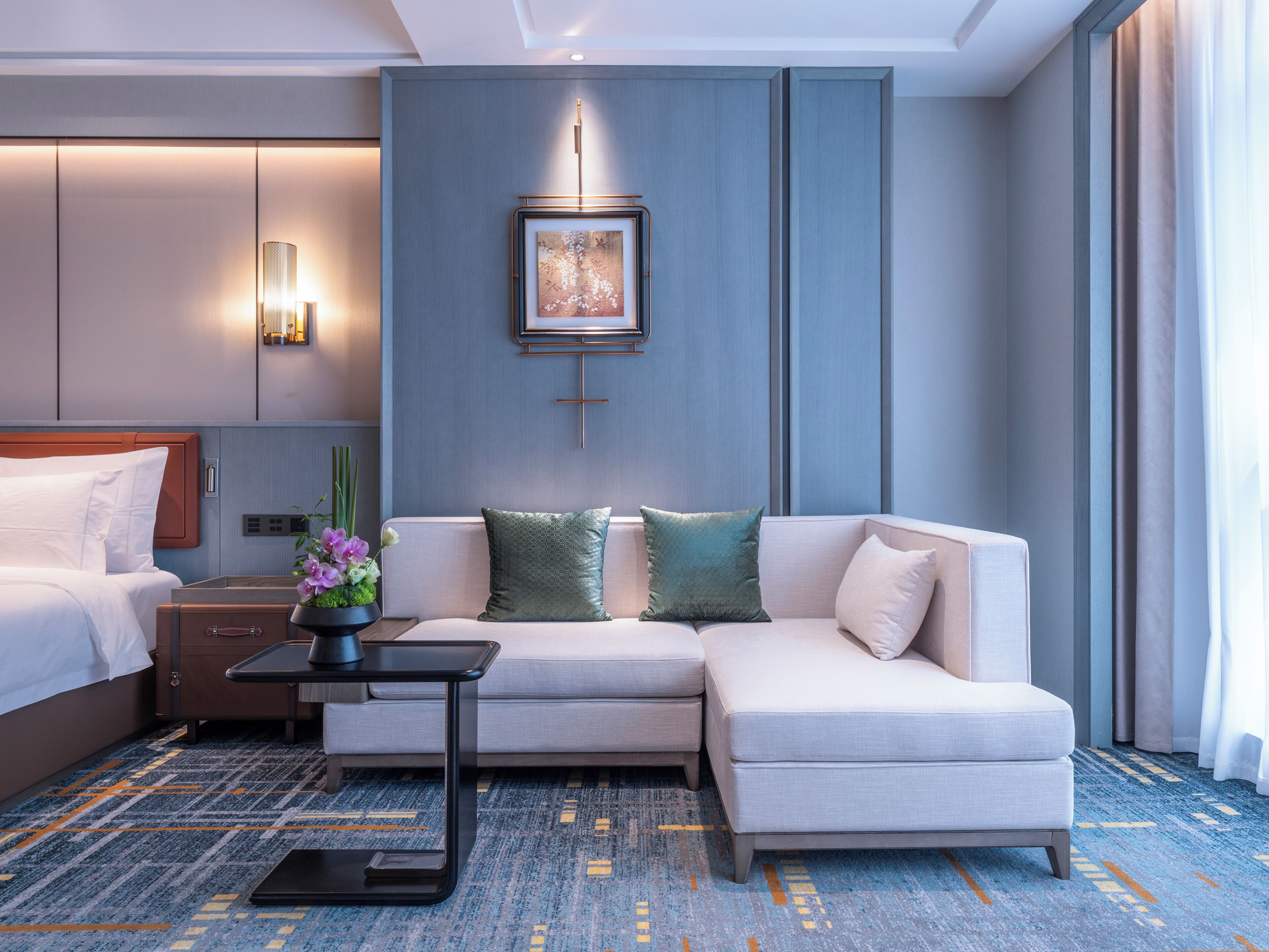 ห้องพัก (City View 1 King Bed Room) | มินิบาร์, ตู้นิรภัยในห้องพัก, โต๊ะทำงาน, ผ้าม่านกันแสง